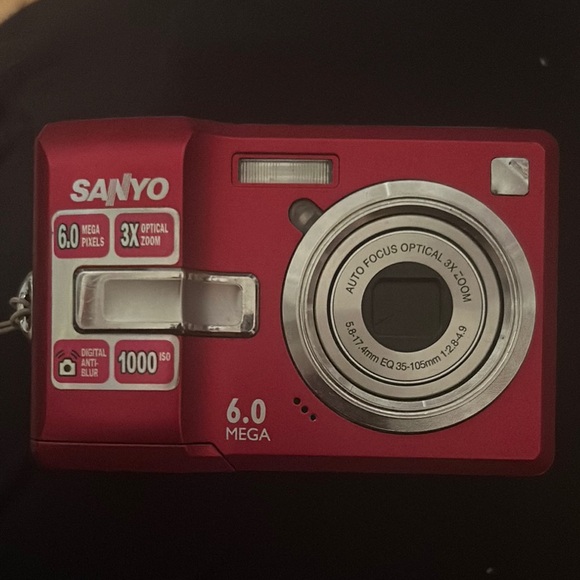 Sanyo Red Digital Camera with 6.0 Mega Pixels LIKE NEW - Picture 1 of 8